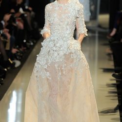 Vestido blanco con transparencias de la colección primavera/verano 2013 de Elie Saab de la Semana de la Alta Costura de París