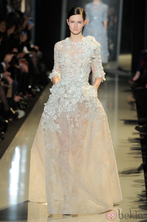 Vestido blanco con transparencias de la colección primavera/verano 2013 de Elie Saab de la Semana de la Alta Costura de París