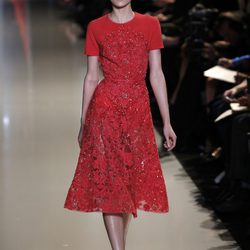 Vestido rojo con pedrería de la colección primavera/verano 2013 de Elie Saab de la Semana de la Alta Costura de París