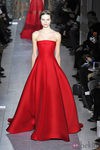 Vestido rojo palabra de honor de la colección primavera/verano 2013 de Valentino en la Semana de la Alta Costura de París