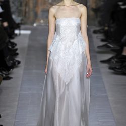 Vestido blanco de tirante fino de la colección primavera/verano 2013 de Valentino en la Semana de la Alta Costura de París