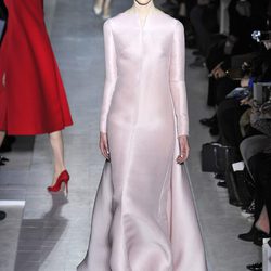 Vestido rosa palo de la colección primavera/verano 2013 de Valentino en la Semana de la Alta Costura de París