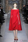 Vestido rojo con capa de la colección primavera/verano 2013 de Valentino en la Semana de la Alta Costura de París