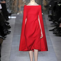 Vestido rojo con capa de la colección primavera/verano 2013 de Valentino en la Semana de la Alta Costura de París