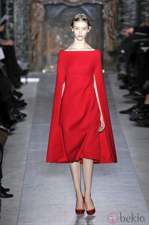 Vestido rojo con capa de la colección primavera/verano 2013 de Valentino en la Semana de la Alta Costura de París