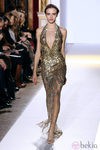 Escotado vestido de la colección primavera/verano 2013 de Zuhair Murad en la Semana de la Alta Costura de París