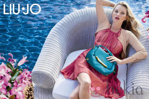Kate Moss con un vestido plisado de la colección primavera/verano 2013 de Liu Jo