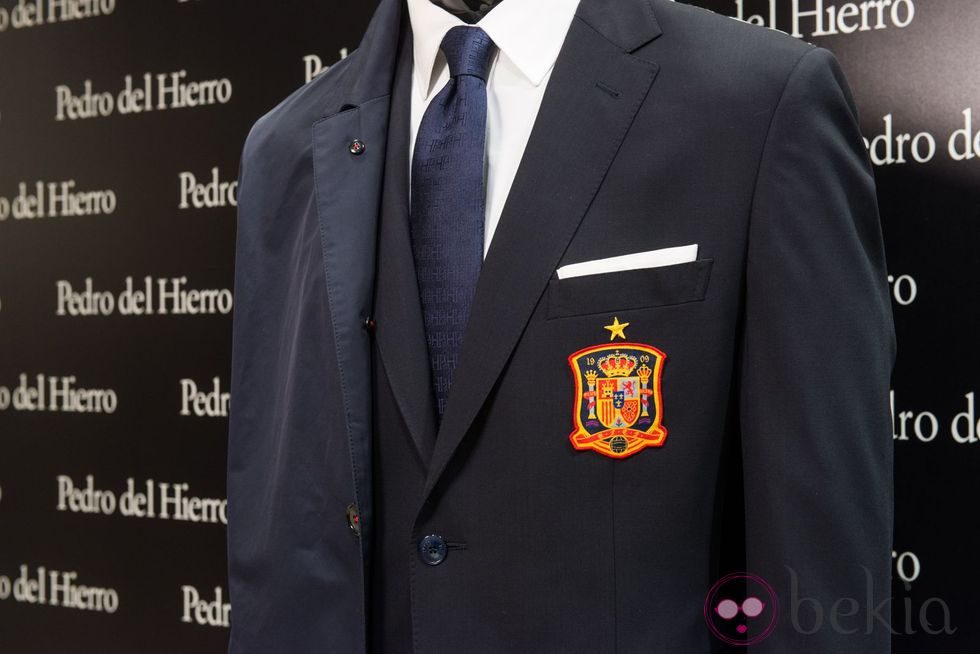 Detalle del escudo del traje oficial de la Selección Española de fútbol diseñado por Pedro del Hierro