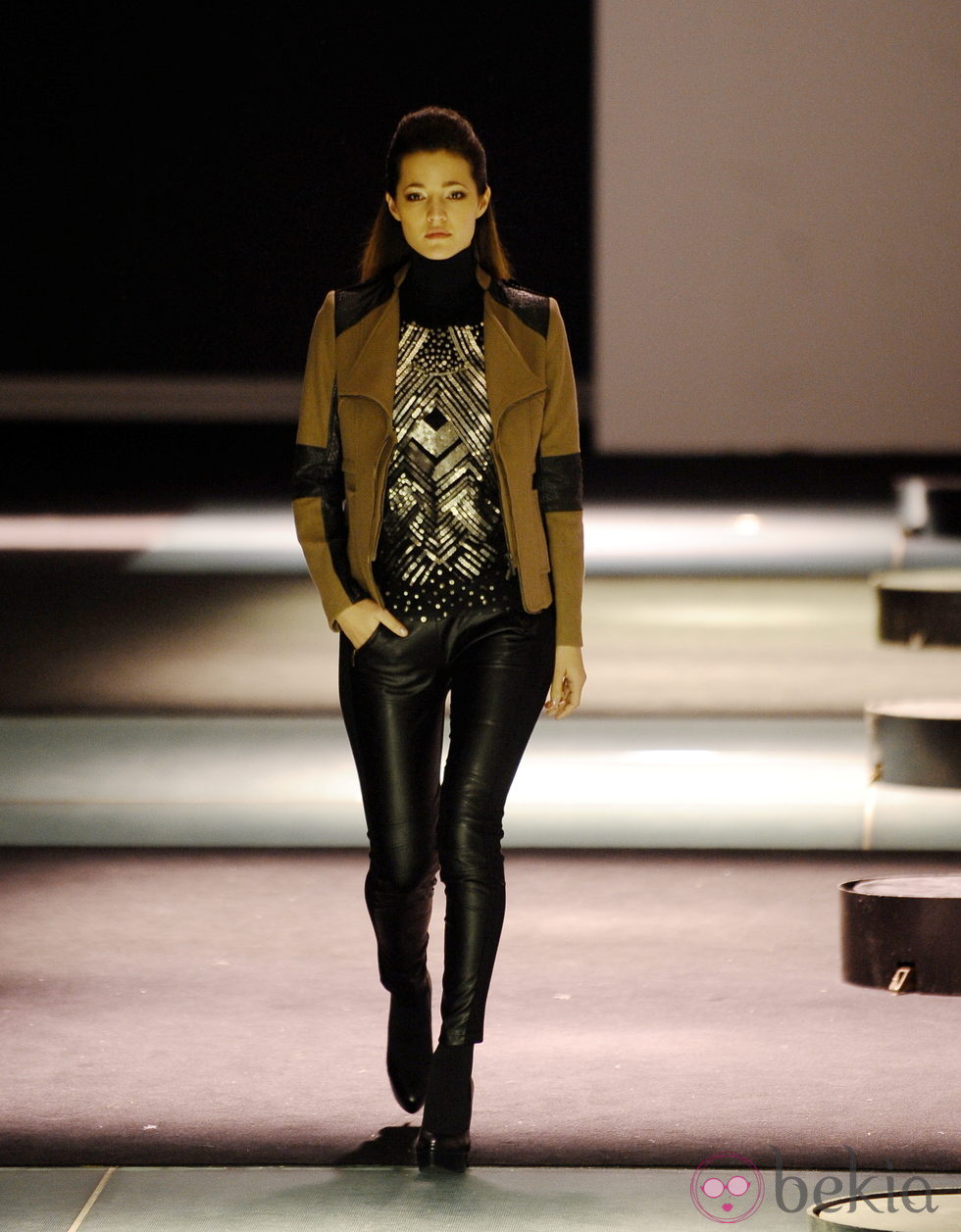 Malena Costa desfila con la colección otoño/invierno 2013/2014 de Javier Simorra en la 080 Barcelona Fashion
