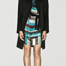 Vestido estampado y trench negro de la colección primavera/verano 2013 de Sisley