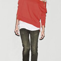 Jersey rojo con jeans de la colección primavera/verano 2013 de Sisley