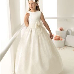 Vestido de Comunión en seda bordada de la colección 'Rosa Clará First'