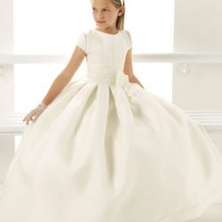 Vestido de Comunión en seda esterilla de la colección 'Rosa Clará First'