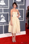 Alexa Chung con un vestido de Valentino Red en los Grammy 2013