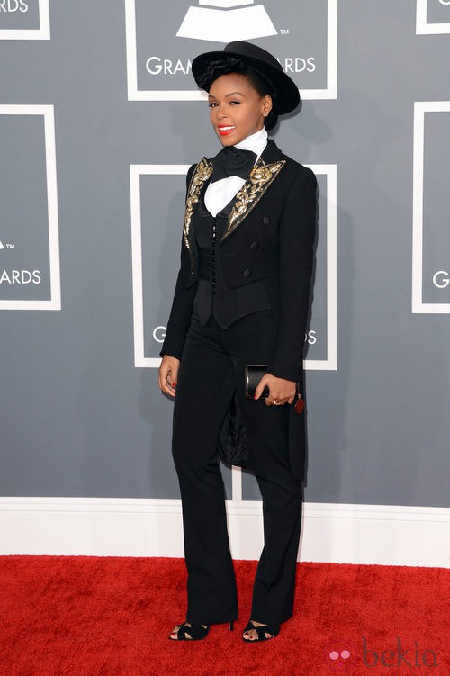 Janelle Monáe con unos pantalones de Jimmy Choo, una chaqueta de Moschino y un sombrero de Ralph Lauren en los Grammy 2013