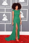 Solange Knowles con un vestido diseñado por Ralph & Russo en los Grammy 2013