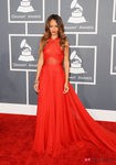 Rihanna con un vestido de rojo de Azzedine Alaia en los Grammy 2013