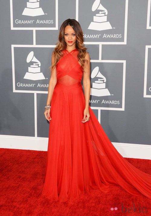 Rihanna con un vestido de rojo de Azzedine Alaia en los Grammy 2013