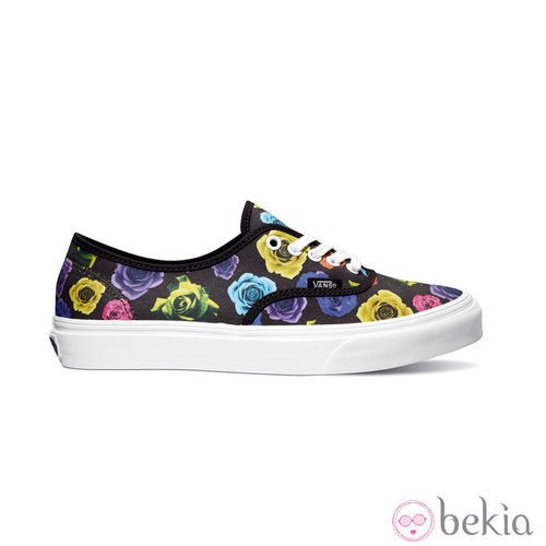 Zapatilla con estampado de rosas de la colección primavera/verano 2013 de VANS