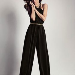 Miranda Kerr con un mono negro de la colección primavera/verano 2013 de Mango