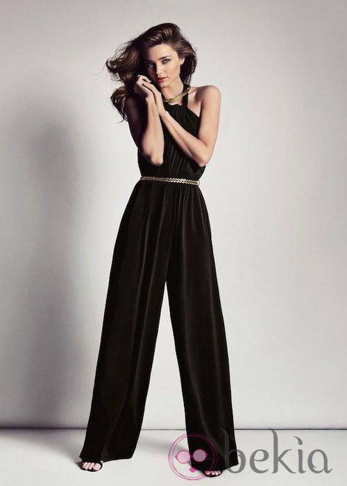 Miranda Kerr con un mono negro de la colección primavera/verano 2013 de Mango