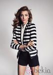 Miranda Kerr con una americana de rayas de la colección primavera/verano 2013 de Mango