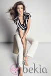 Miranda Kerr con una camisa de rayas de la colección primavera/verano 2013 de Mango