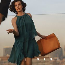 Milla Jovovich posando con la colección primavera/verano 2013 de Sisley