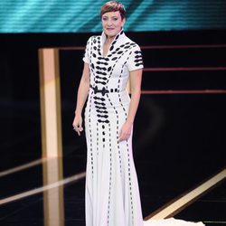 Eva Hache con vestido en blanco y negro de Nicholas&Atienza para la ceremonia de los Goya 2013