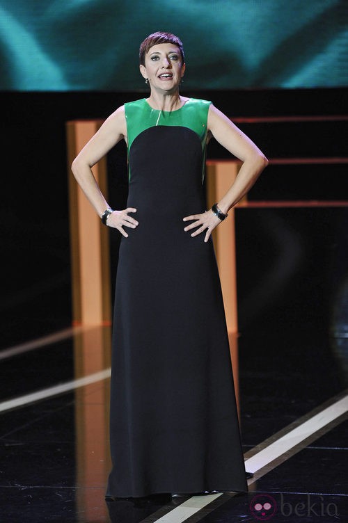 Eva Hache con un vestido negro y verde de Amaya Arzuaga para la ceremonia de los Goya 2013