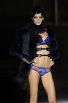 Conjunto azul eléctrico de la colección otoño/invierno 2013/2014 de Andrés Sardá en la Madrid Fashion Week