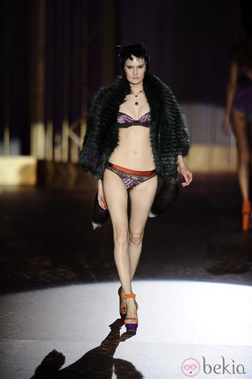 Conjunto morado y naranja de la colección otoño/invierno 2013/2014 de Andrés Sardá en Madrid Fashion Week