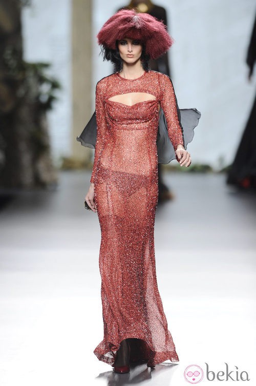 Vestido rojo brillante con transparencias de la colección otoño/invierno 2013/2014 de Francis Montesinos en la Madrid Fashion Week