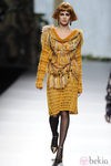 Vestido color mostaza en la colección otoño/invierno 2013/2014 de Francis Montesinos en la Madrid Fashion Week