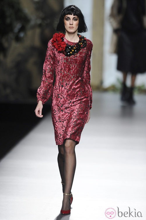 Vestido burdeos de manga larga de la colección otoño/invierno 2013/2014 de Francis Montesinos en Madrid Fashion Week
