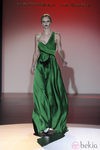 Vestido verde con abalorio de la colección otoño/invierno 2013/2014 de Hannibal Laguna en la Madrid Fashion Week