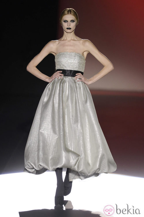 Vestido color plata palabra de honor de la colección otoño/invierno 2013/2014 de Hannibal Laguna en la Madrid Fashion Week