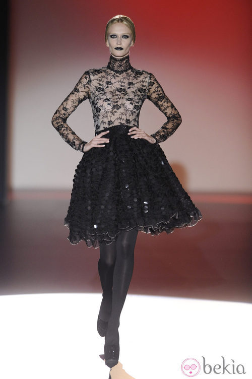 Vuelos y encajes para la colección de otoño/invierno 2013/2014 de Hannibal Laguna en la Madrid Fashion Week