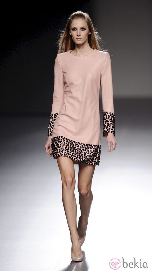 Vestido rosa de la colección otoño/invierno 2013/2014 de Teresa Helbig en Madrid Fashion Week
