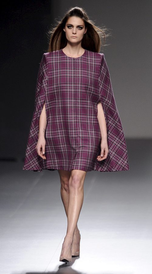 Vestido de estampado tartán de la colección otoño/invierno 2013/2014 de Teresa Helbig en Madrid Fashion Week