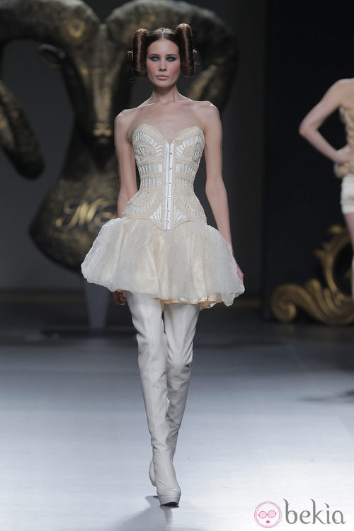 Falda y corsé de la colección otoño/invierno 2013/2014 de Maya Hansen en Madrid Fashion Week