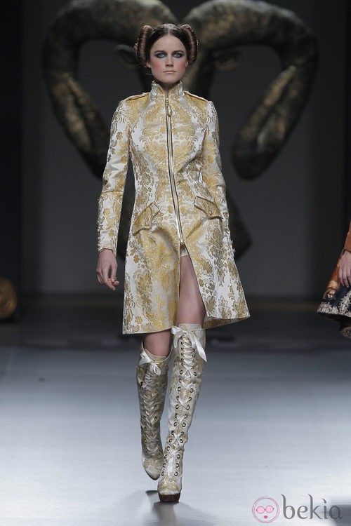 Gabardina de la colección otoño/invierno 2013/2014 de Maya Hansen en Madrid Fashion Week