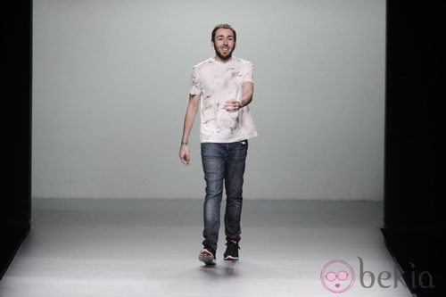 Daniel Rabaneda sale a saludar tras su desfile en Madrid Fashion Week otoño/invierno 2013/2014