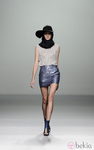 Falda azul metalizada de la colección otoño/invierno 2013/2014 de Rabaneda en Madrid Fashion Week