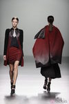 Color rojo sangre de la colección otoño/invierno 2013/2014 de Rabaneda en Madrid Fashion Week