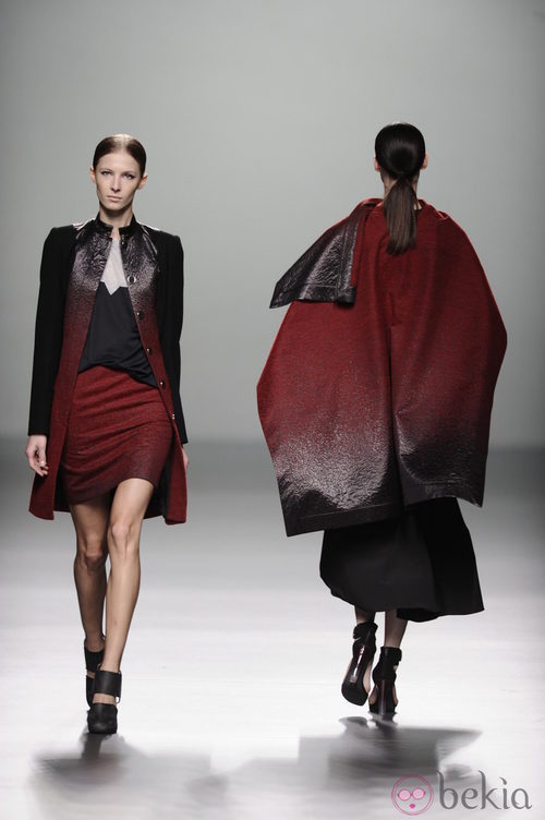 Color rojo sangre de la colección otoño/invierno 2013/2014 de Rabaneda en Madrid Fashion Week