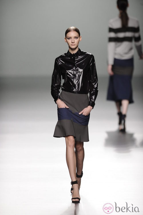 Camisa negra impermeable de la colección otoño/invierno 2013/2014 de Rabaneda en Madrid Fashion Week