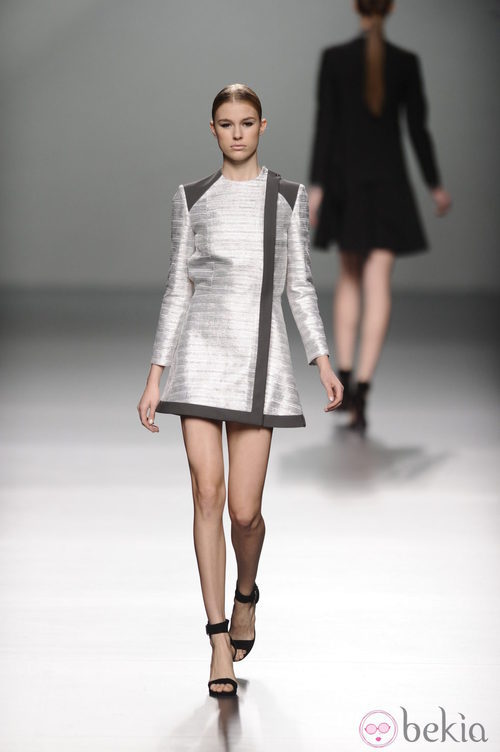 Vestido gris metalizado de la colección otoño/invierno 2013/2014 de Rabaneda en Madrid Fashion Week