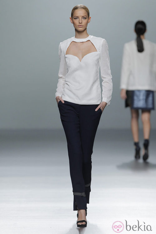 Combinación de blanco y negro en la colección otoño/invierno 2013/2014 de Rabaneda en Madrid Fashion Week