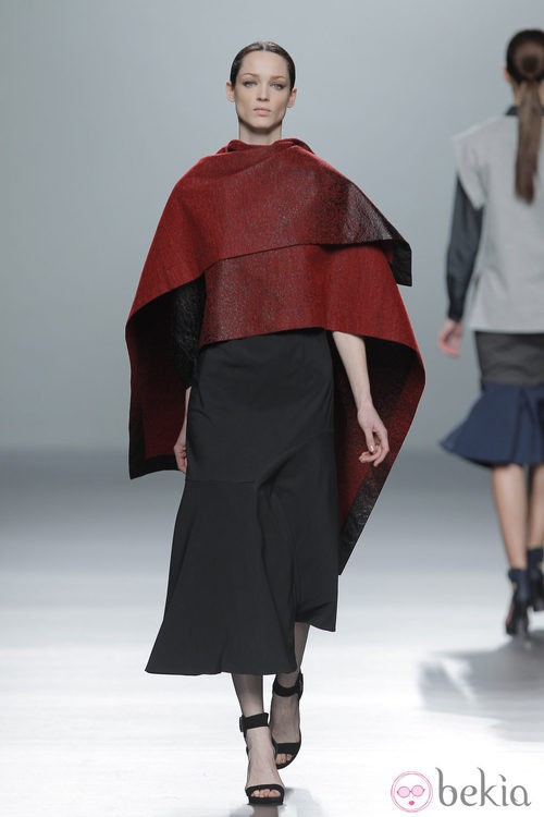Capas en la colección otoño/invierno 2013/2014 de Rabaneda en Madrid Fashion Week